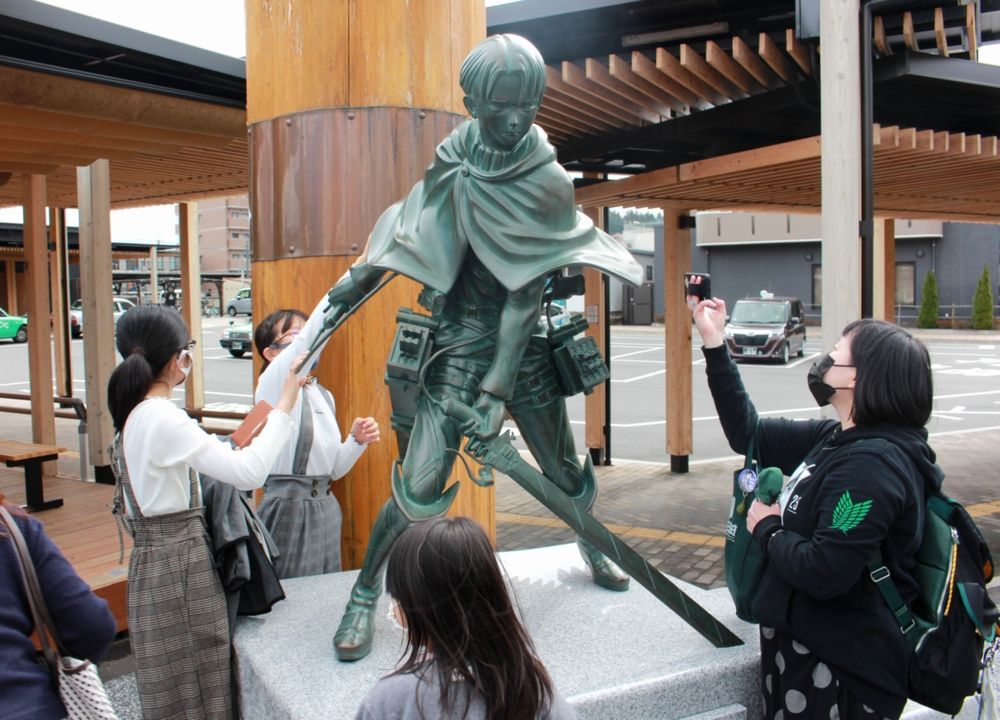 levi statue3.jpg levi statue3.jpg